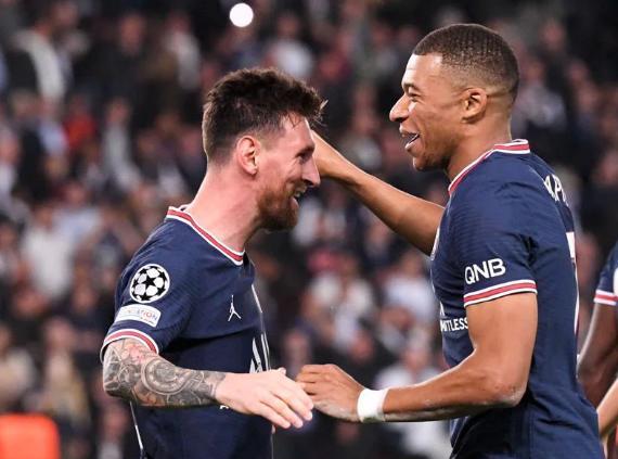 Ewolucja wielkich piłkarzy w każdej epoce